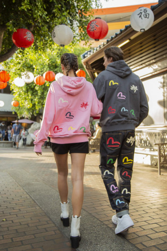 正面印有大型的佛頭圖案的衞衣/各/$1,999,背後採用大小不一的六個多彩口袋設計。