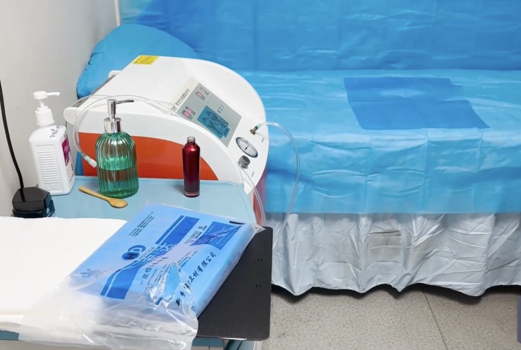 「治疗室」有一张床和仪器。