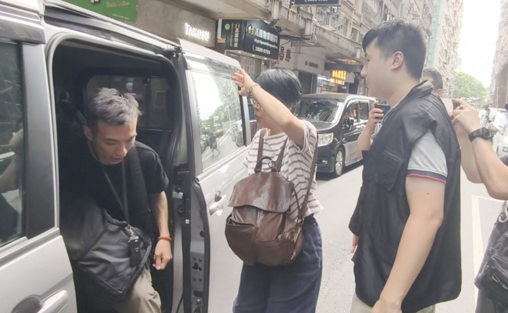 地產經紀到警署助查。 地產經紀到警署助查。