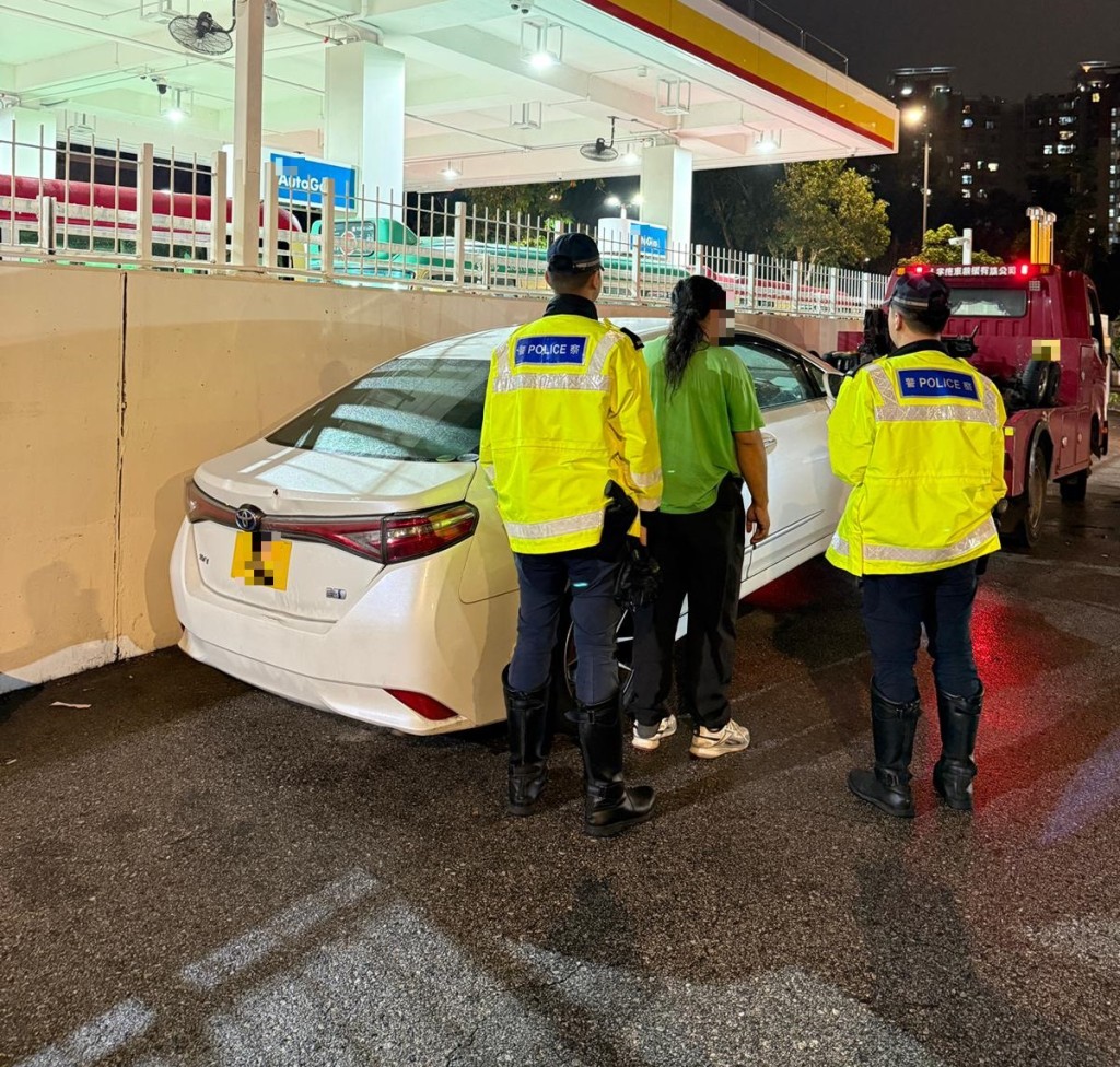 警方扣查兩部涉案私家車。