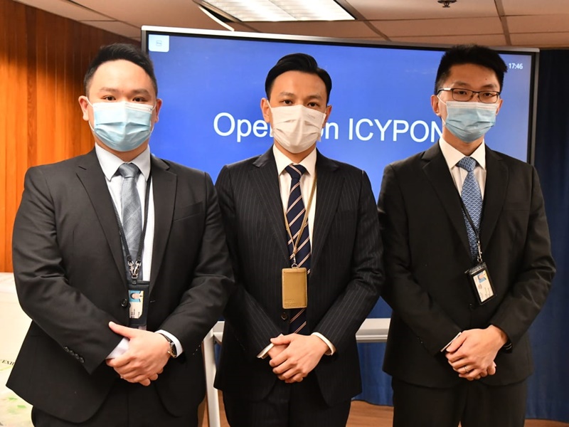 油尖警區特別職務隊第一隊主管督察李楠傑(左)、油尖警區行動主任 甄瀚揚總督察(中)、 油尖警區助理行動主任周飛龍督察(右)。