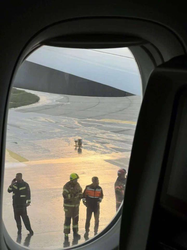 聯合航空UA889航班於26日起飛時發動機起火,要緊急煞停。網圖 聯合航空UA889航班於26日起飛時發動機起火,要緊急煞停。網圖