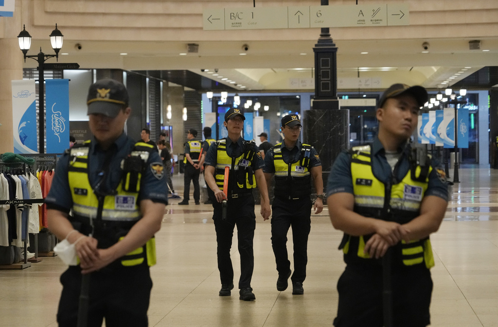 南韩警方两日共拘捕46人。美联社