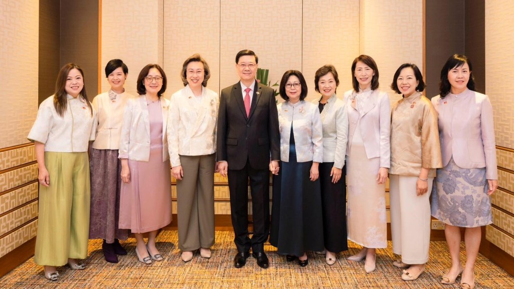 特首夫人夥女高官再組「華服女團」賀國慶  清雅端莊展傳統美藝
