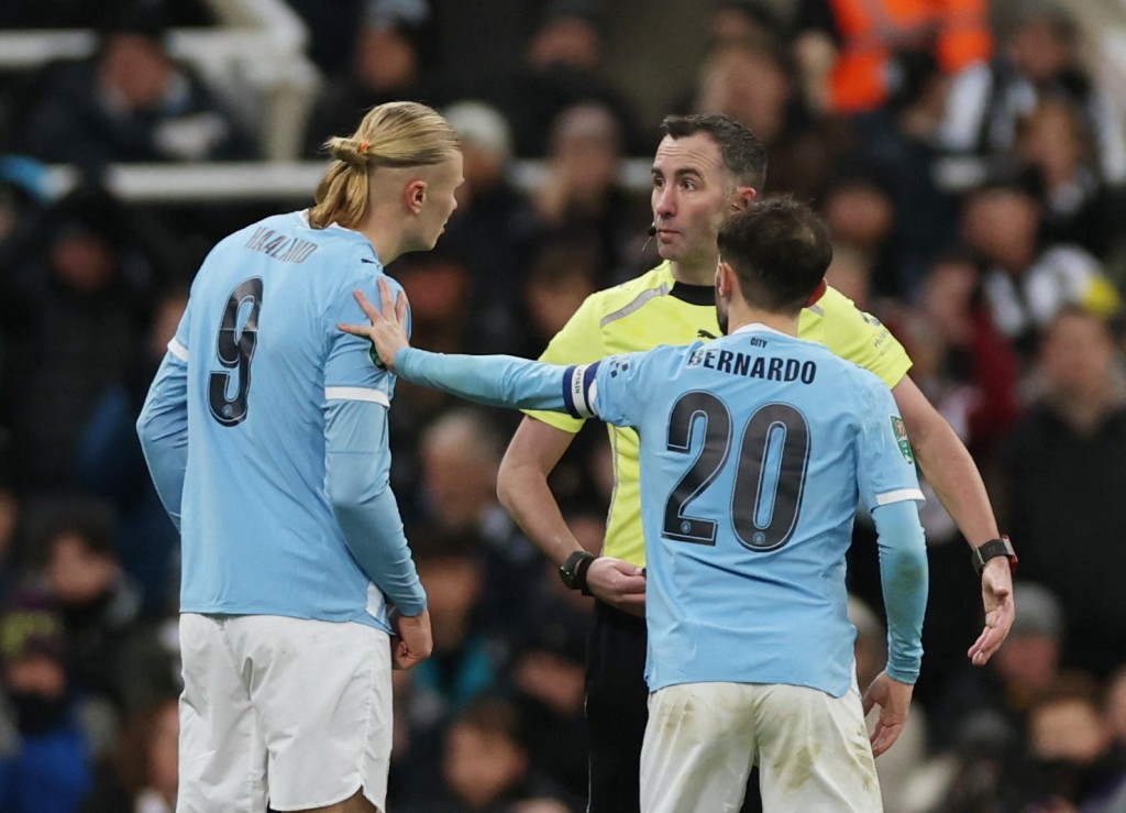 曼城球员对于球证的判决感到不满。路透社