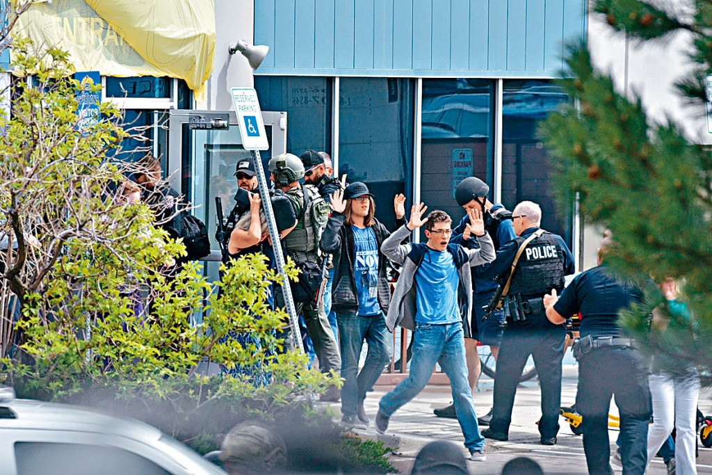 丹佛市一所学校周二发生枪击案，师生高举双手撤离现场。