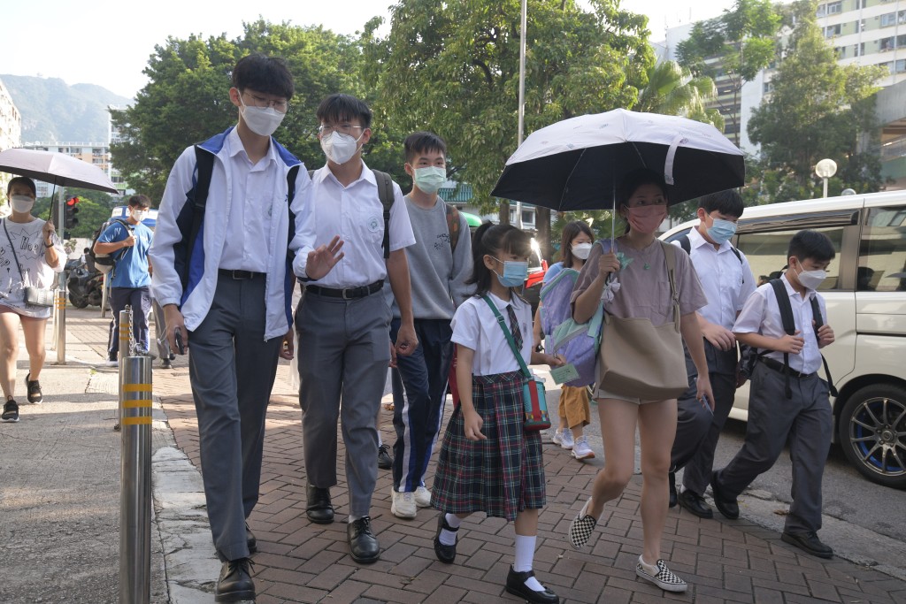 教育局于每年9月中，点算全港中小学的实际在学人数，以确定学校的核准开班数是否需要调整。