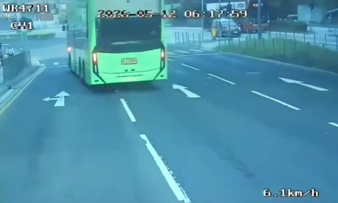 巴士沿寶琳路往觀塘方向行駛，當時為綠燈行車。網片截圖