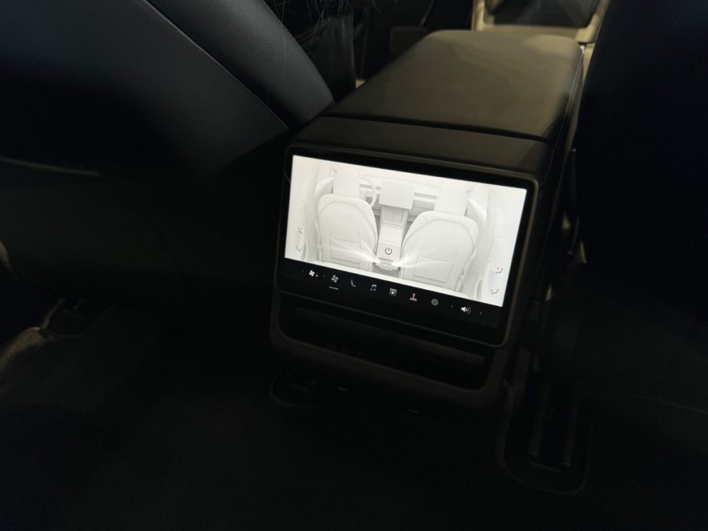 后座萤幕可以查看更多车辆资讯，包括导航、时间、温度等等。