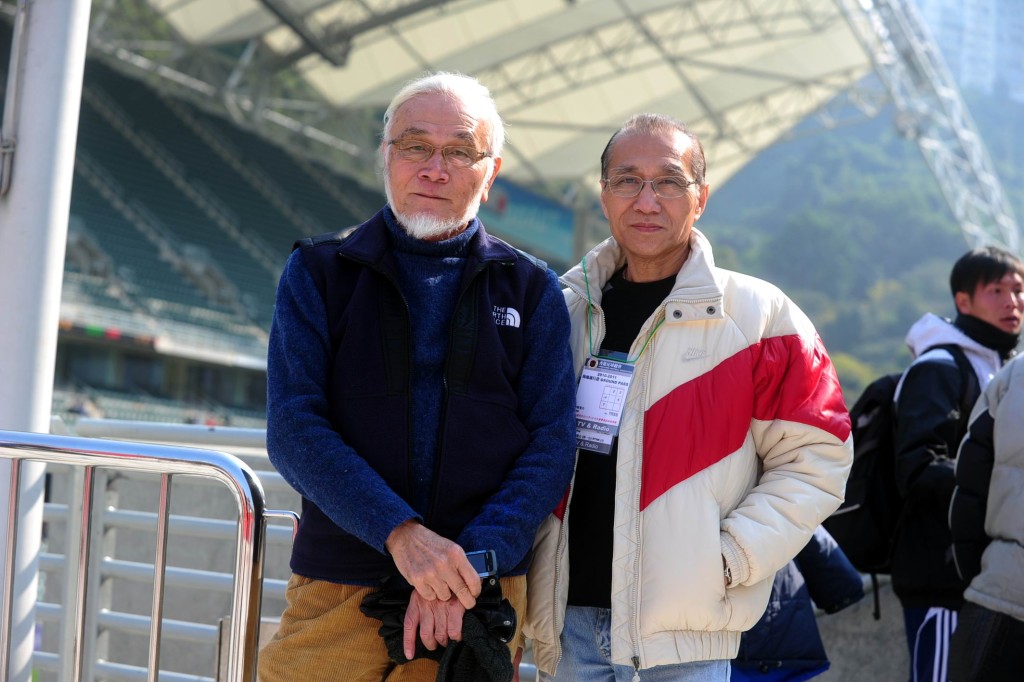 何鑑江（左）亦曾衝出國際遠赴馬來西亞Astro電視台客串評述。