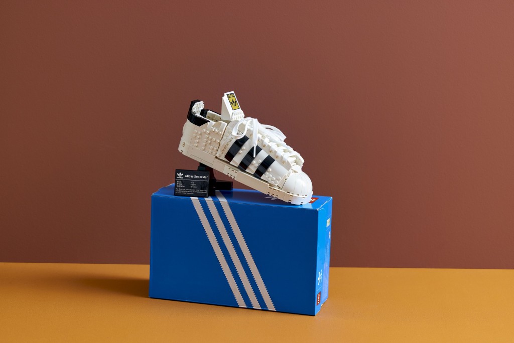 LEGO 10282 adidas Originals Superstar高12厘米、長27厘米、闊9厘米,近乎1:1完美比例,更備有鞋盒包裝、鞋帶、展示座及收藏牌。 LEGO 10282 adidas Originals Superstar高12厘米、長27厘米、闊9厘米,近乎1:1完美比例,更備有鞋盒包裝、鞋帶、展示座及收藏牌。
