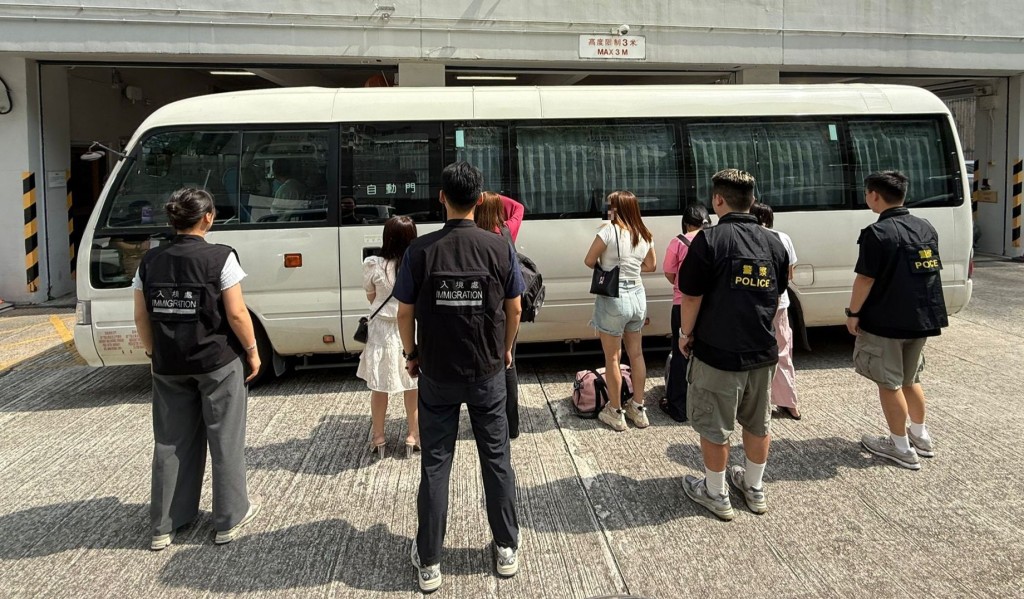 荃灣警區今日展開「嶺馬」掃黃行動,拘捕9名內地女子。警方提供 荃灣警區今日展開「嶺馬」掃黃行動,拘捕9名內地女子。警方提供