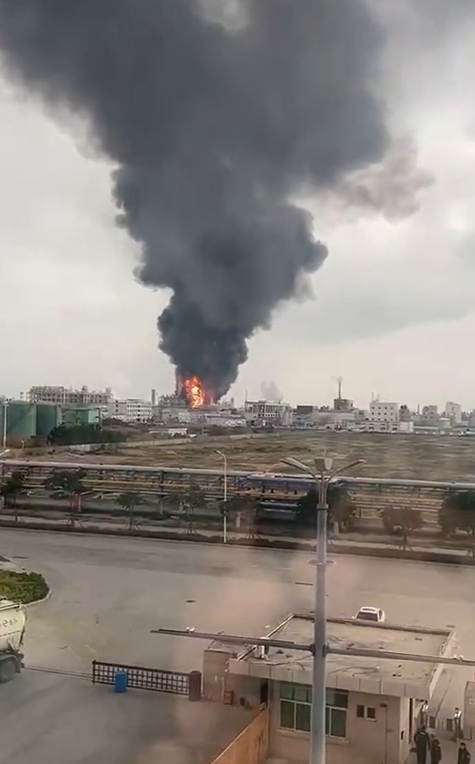 泉州化工廠發生大火。（微博）
