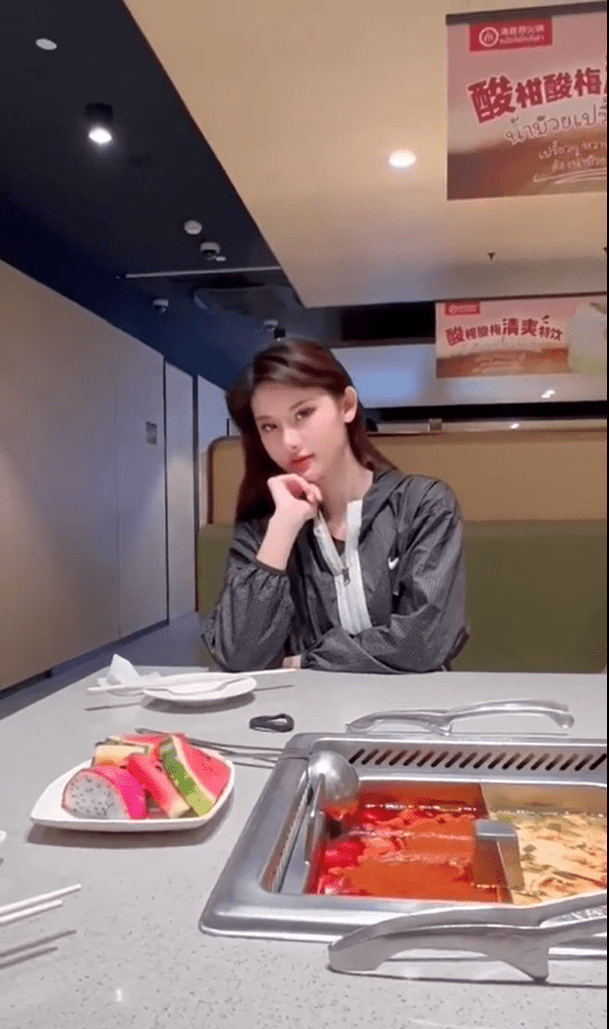 女网红阿朱在海底捞火锅店餐桌拍摄照片。