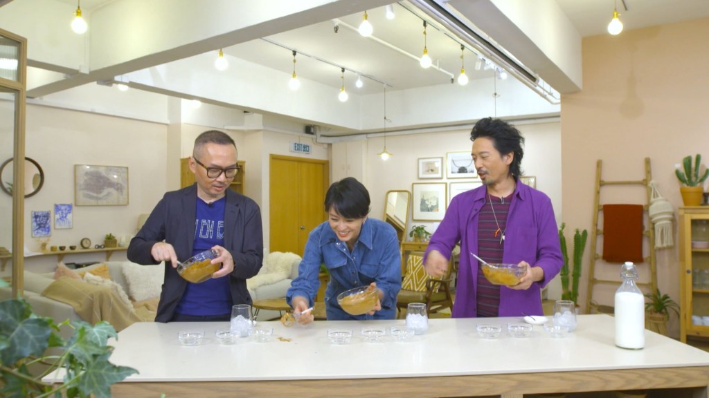 Gigi與陳少琪和Eric Kwok打「400次咖啡」,卻把攪拌棒掉到桌上。