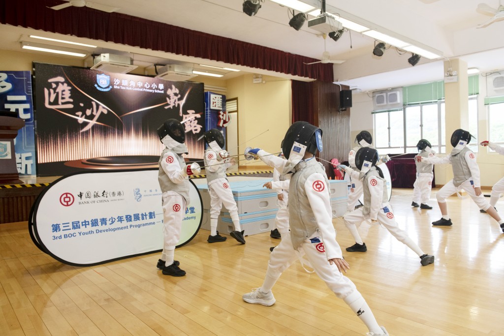 劍擊運動具高度包容性,不論學生的身高、體能、能力水平,或性格內向與外向,都能找到適合自身的參與方式,盡展所長。 劍擊運動具高度包容性,不論學生的身高、體能、能力水平,或性格內向與外向,都能找到適合自身的參與方式,盡展所長。