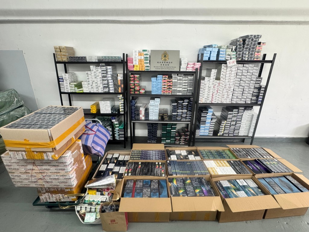 行动中。海关检获约34万支怀疑私烟,估计市值约153万元,应课税值约112万元。海关图片 行动中。海关检获约34万支怀疑私烟,估计市值约153万元,应课税值约112万元。海关图片