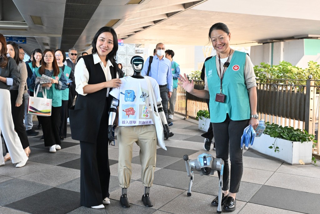 現場有機械人和機械狗助陣。添馬台FB 現場有機械人和機械狗助陣。添馬台FB