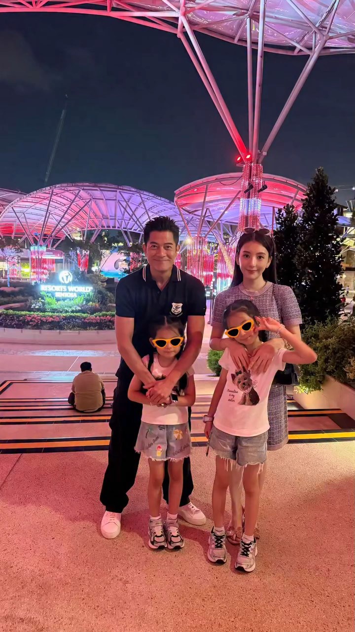 郭富城一家四口在新加坡留下溫馨的夜景合照。