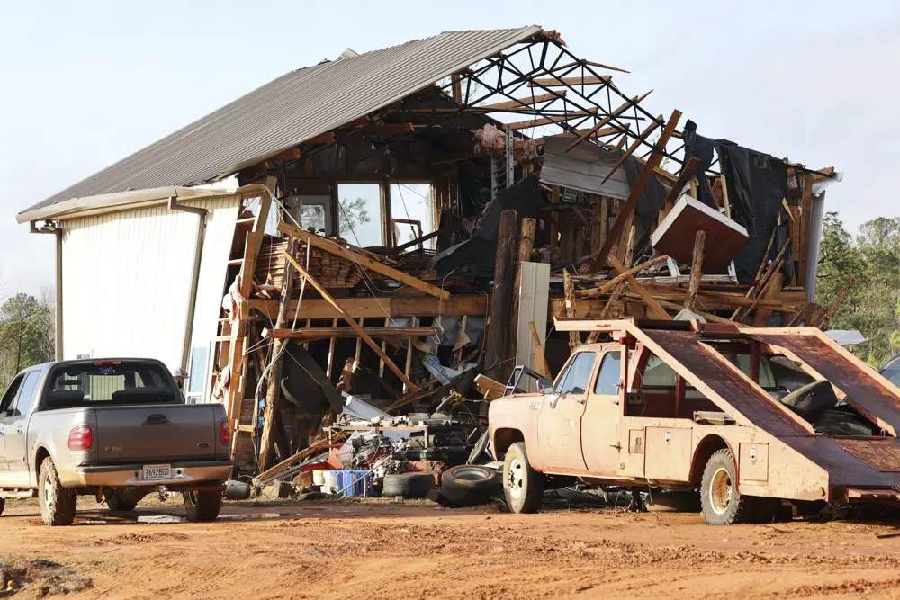 在阿拉巴马州普拉特维尔附近，在恶劣天气过后可以看到一座受损的房屋。AP