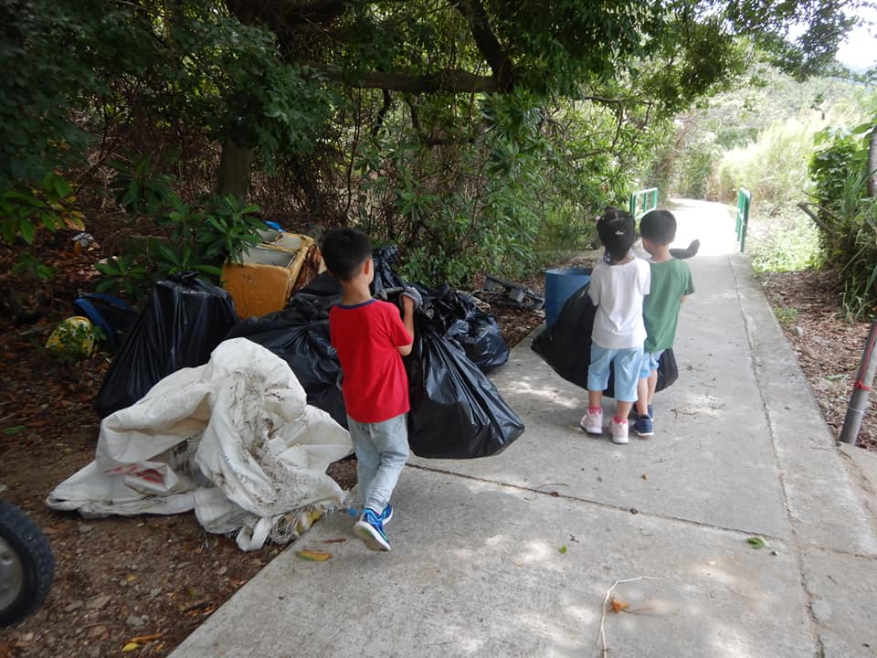 4小孩用自己小小力量收集海岸垃圾。上山下海執垃圾 GoGo Clean Up FB圖片