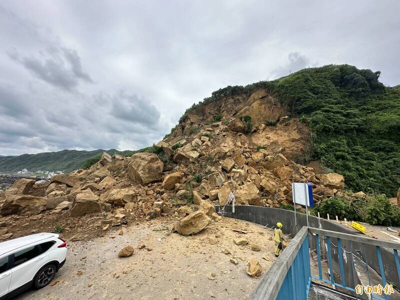 公路被崩落土石中斷。 台灣自由時報圖