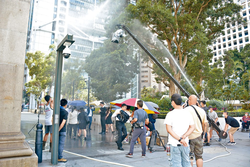 連同幕後及臨時演員近三十人,就只是為配合一場雨中等人戲。