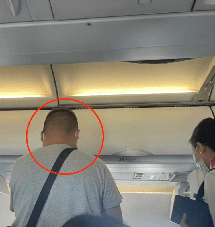 涉事男子（紅圈示）霸佔座位，被勸止還在機上鬧事。