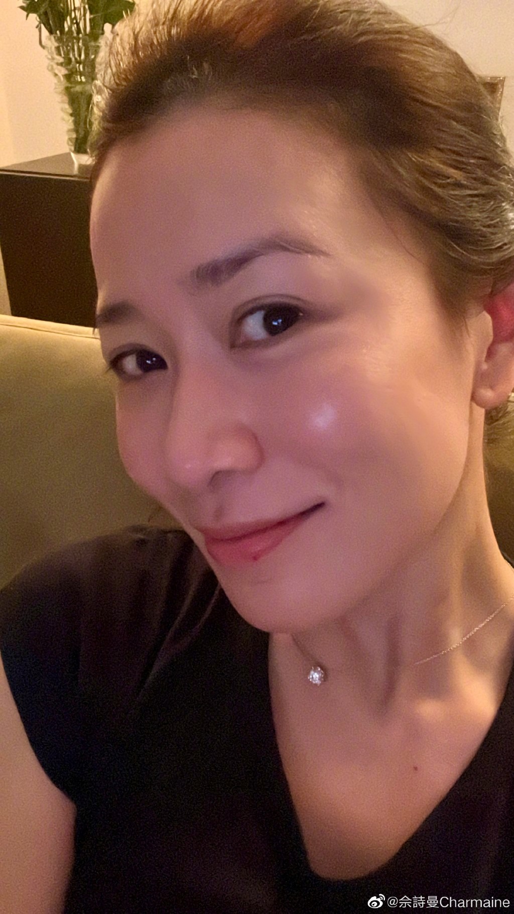 48歲的佘詩曼擁有如凍齡般的嫩滑肌膚（圖片來源：佘詩曼 Charmaine Sheh@微博）