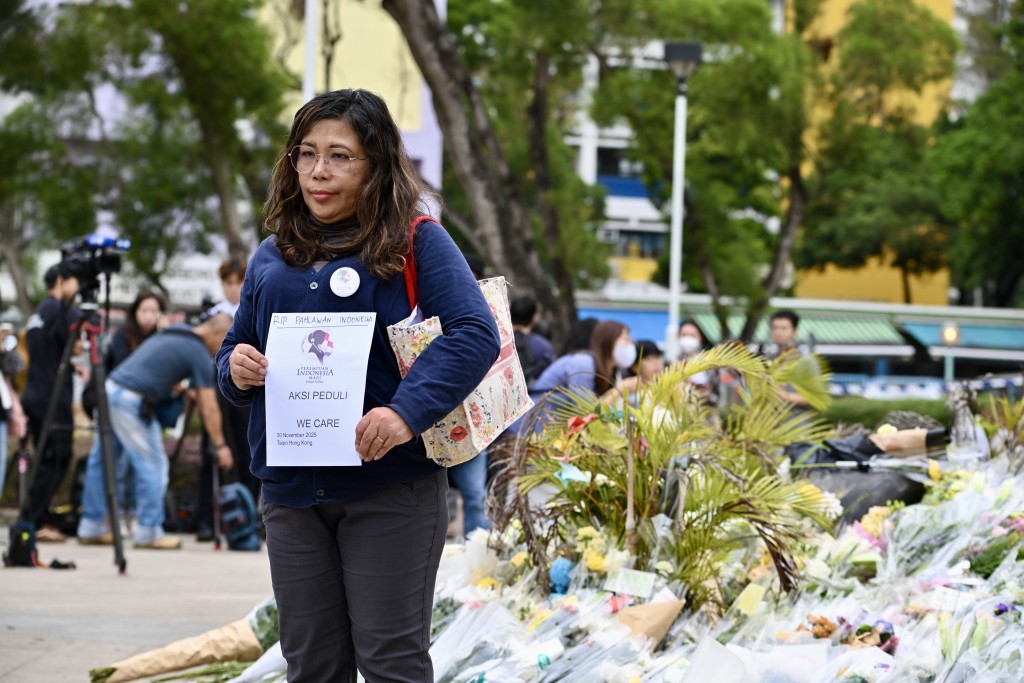 有市民到宏福苑獻花致意。