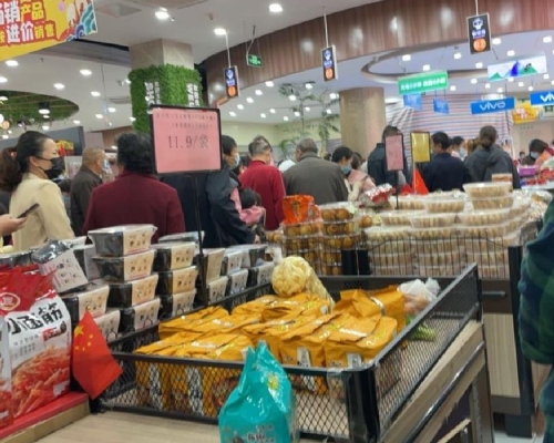 江蘇常州有大批民眾搶購食物及日用品等。 （網上圖片）
