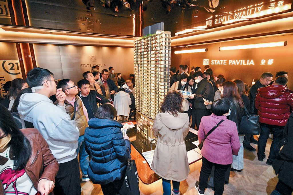 皇都昨首日開放示範單位參觀,隨即吸引大批睇樓客到場參觀。