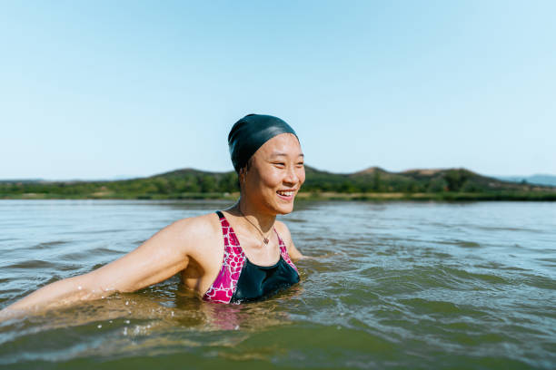 劇烈強度的運動包括快速地游泳。