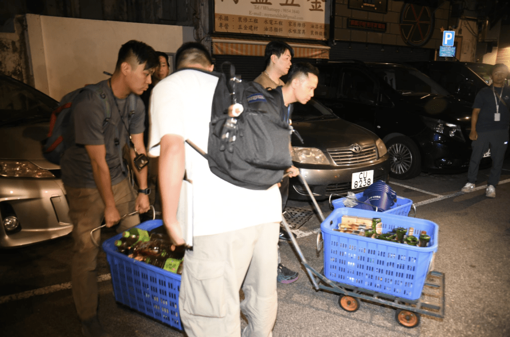 帶走至少兩籮啤酒及酒具作證物。黎志偉攝 帶走至少兩籮啤酒及酒具作證物。黎志偉攝