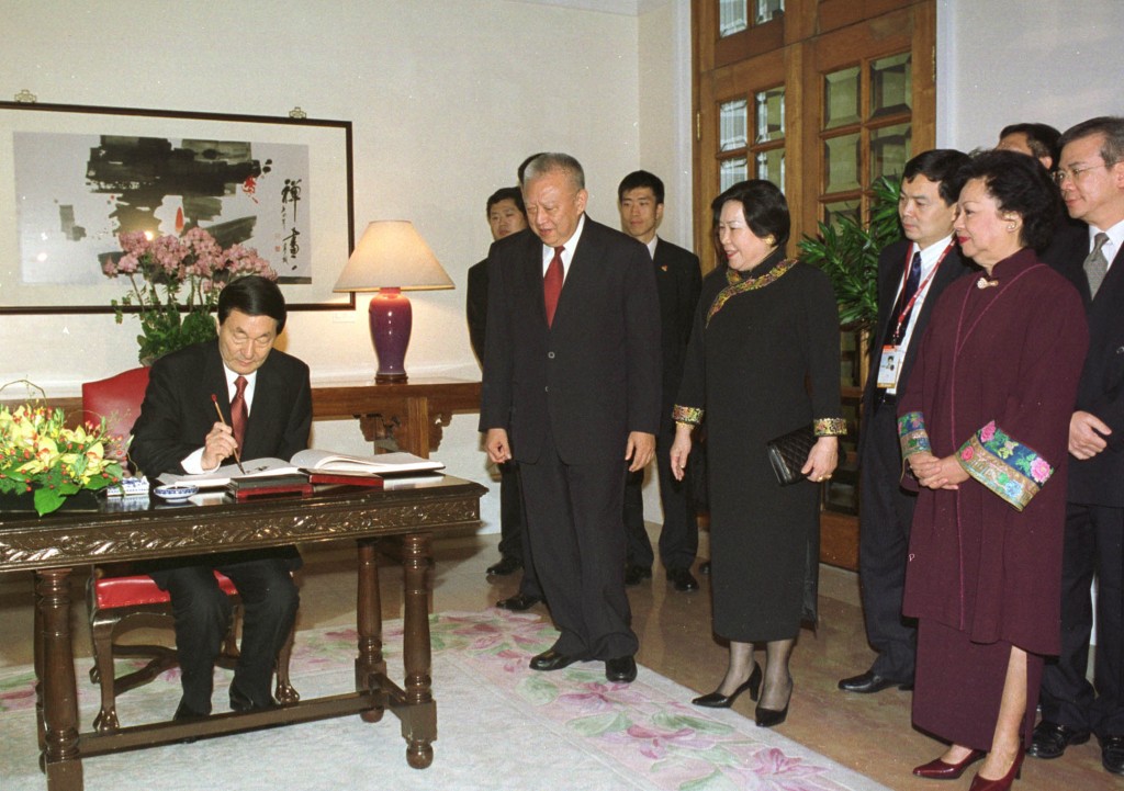 2002年11月，時任中國國務院總理的朱鎔基在香港進行為期三天的考察訪問。