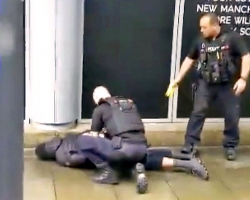 警方制服疑犯。网图