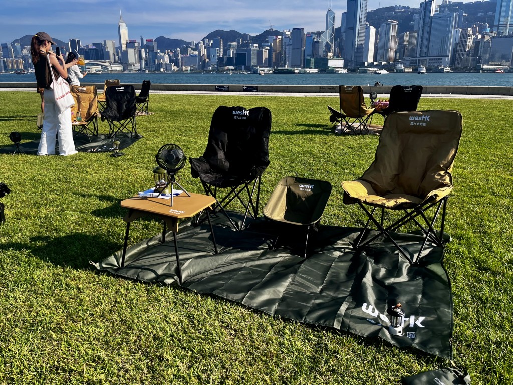 訪客可於海濱東草坪旁的資訊訪客站租借野餐用品。 訪客可於海濱東草坪旁的資訊訪客站租借野餐用品。