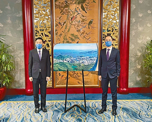 嘉里湯耀宗（右）表示，黃竹坑揚海最快下周上樓書，月內開價。旁為盧子豪。