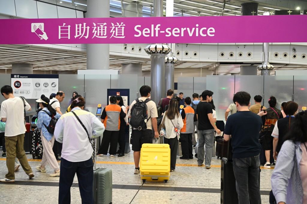 高鐵站內旅客人頭湧湧。蘇正謙攝 高鐵站內旅客人頭湧湧。蘇正謙攝