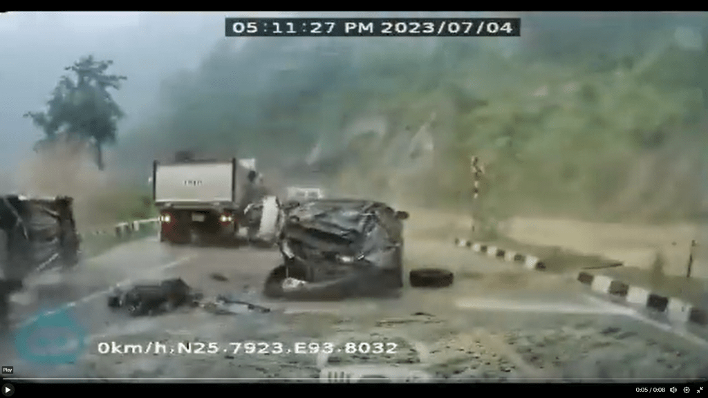 印度公路恐怖意外 天降巨石2车迅即成废铁  酿2死3伤。 Twitter@AhmedKhabeer_