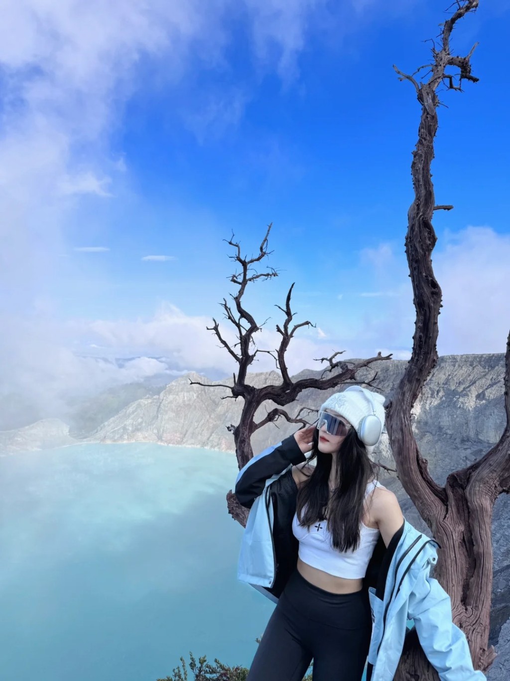印尼「伊真火山」的網紅樹，過去也曾有遊客為了拍照險些摔落。小紅書
