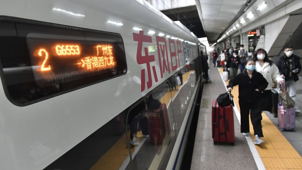 发言人表示，首阶段将恢复往来香港西九龙站至潮汕、汕头和肇庆东三个站点服务。资料图片