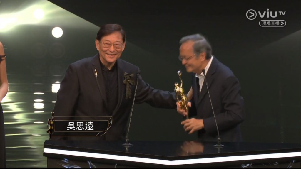 羅卡由香港電影金像獎前主席吳思遠手上領過獎項。