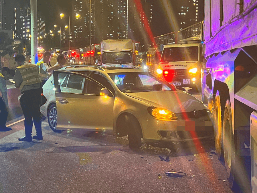 私家車直撞泥頭車右後方車尾,車頭當場嚴重損毀折曲。黎志偉攝 私家車直撞泥頭車右後方車尾,車頭當場嚴重損毀折曲。黎志偉攝