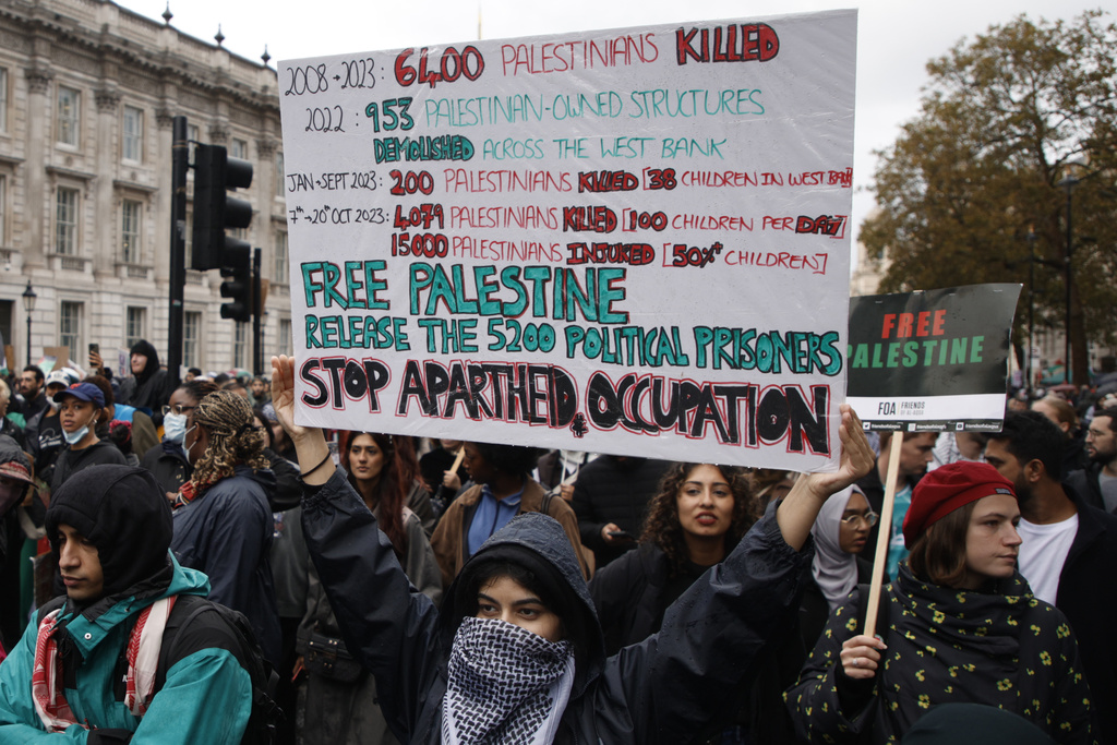 約10萬人在倫敦遊行持巴勒斯坦。美聯社