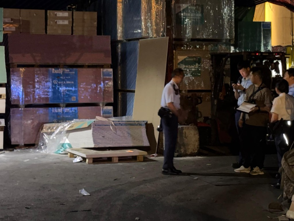 男工人搬運石膏板期間被壓中。曾志恒攝 男工人搬運石膏板期間被壓中。曾志恒攝