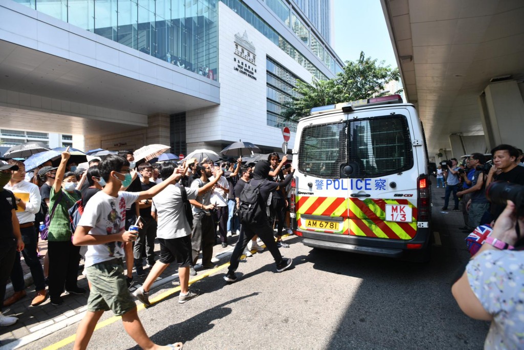 有警车被包围。