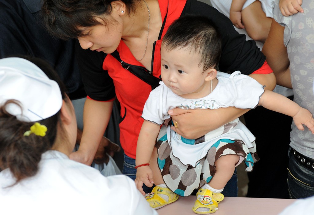2008年9月中，兒童醫院在會議廳設置專病門診區，接受飲過問題奶粉的孩子登記接受檢查。 新華社