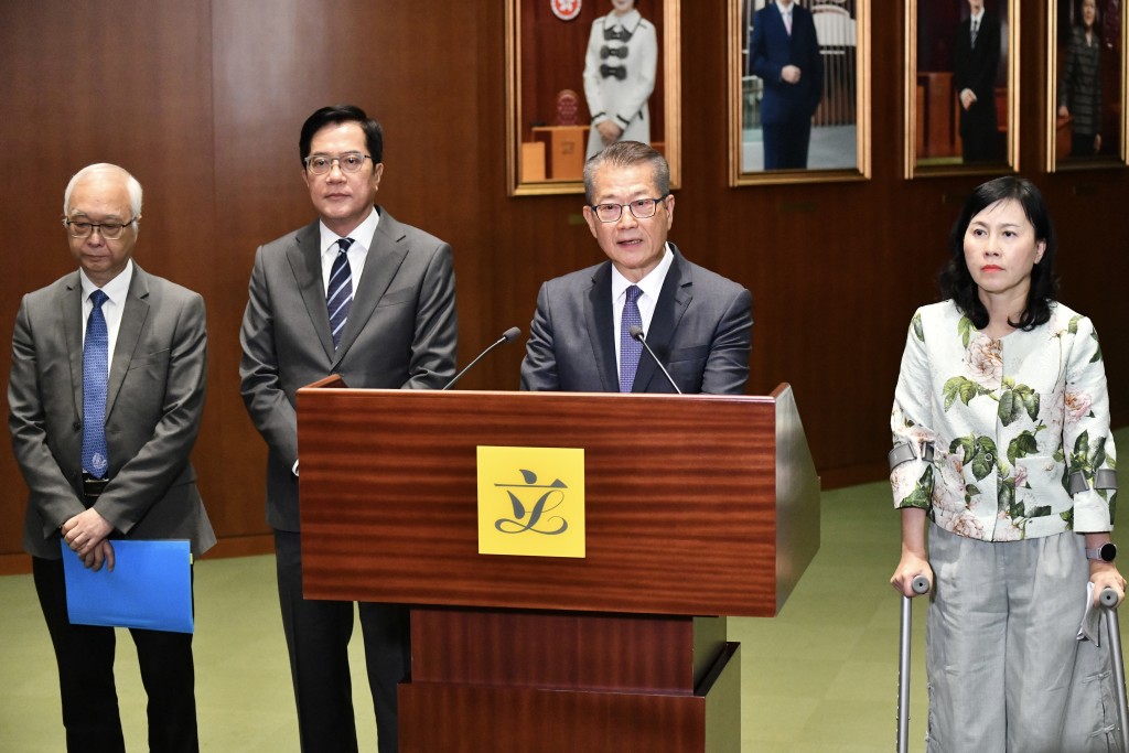 財政司司長陳茂波等人在立法會三讀通過《2026撥款條例草案》後見記者。盧江球攝 財政司司長陳茂波等人在立法會三讀通過《2026撥款條例草案》後見記者。盧江球攝