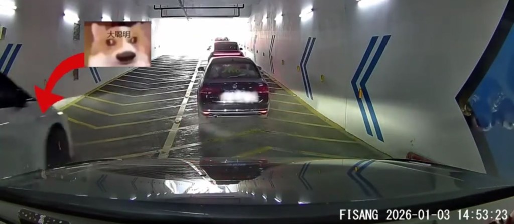 白色SUV逆線打尖被一眾車主「死頂」整治。微博